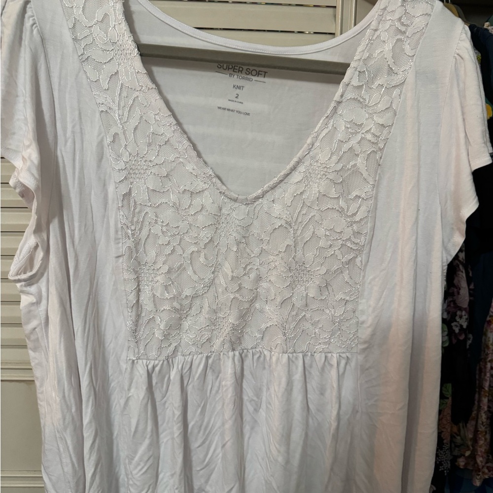 Torrid White Embellished Short Sleeve Blouse size 2